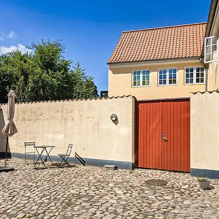 3 Bedroom Pet Friendly In Apartment *