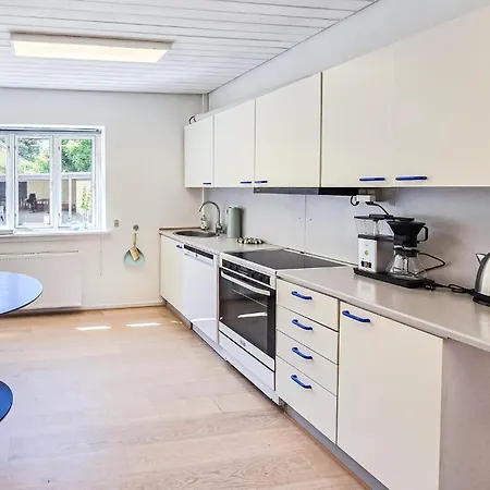 3 Bedroom Pet Friendly In Apartment *