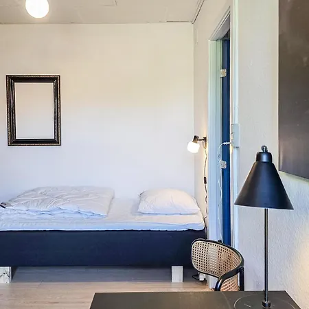 3 Bedroom Pet Friendly In Apartment *
